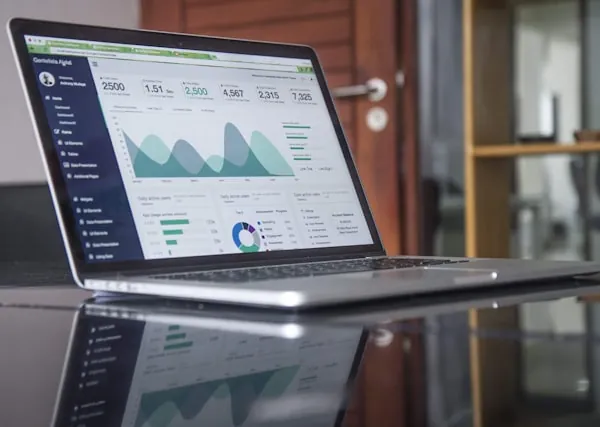SEO en 2026 — análisis web y métricas en laptop
