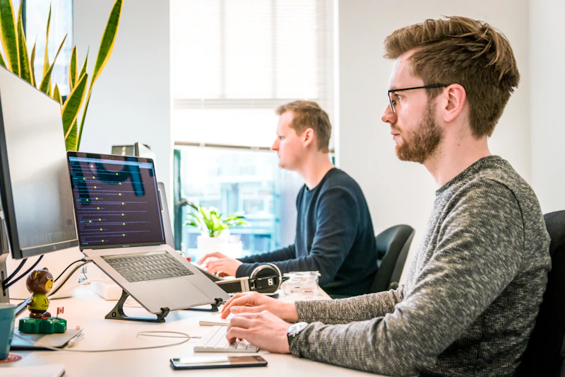 Tu web como herramienta de negocio — equipo trabajando en oficina moderna